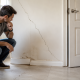 Fissures sur les murs d’une maison révélant un possible problème de fondations et de stabilité du bâtiment